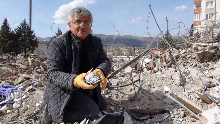 Gözlükçü enkaz altındaki camları tek tek topladı