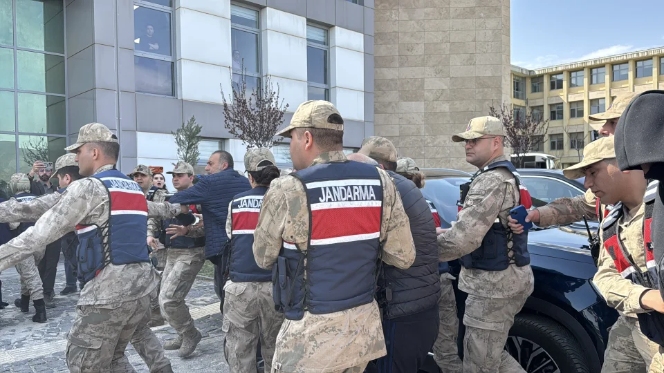 G�listan Doku soru�turmas�nda adliyeye sevk edilen zanl�lardan 4'� tutukland�