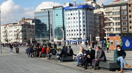 Güneşli havayı gören Taksim'e akın etti