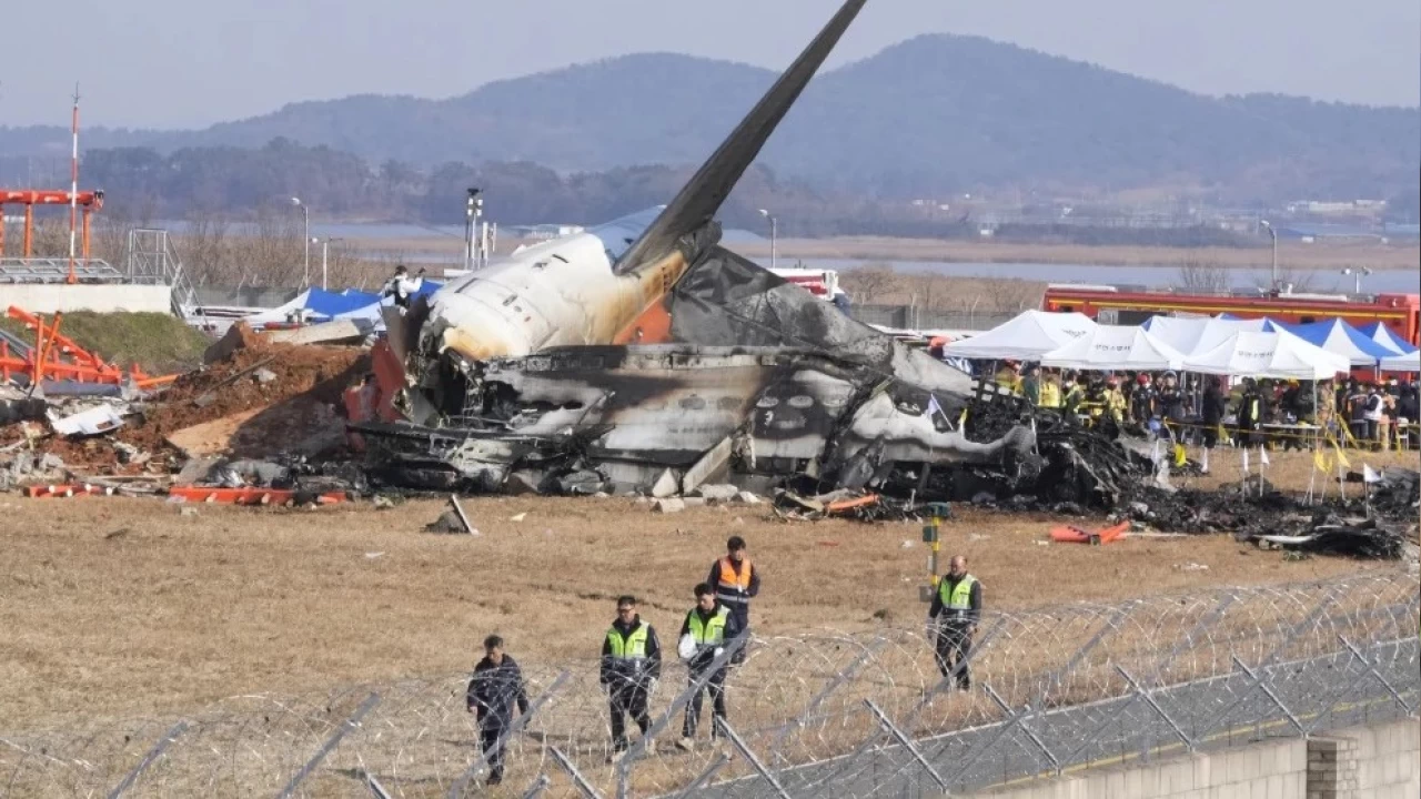 G�ney Kore'de yolcu u�a��n�n ini�te kontrolden ��kmas� sonucu 122 ki�i hayat�n� kaybetti