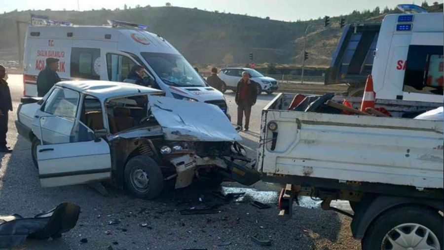 Hafriyat kamyonu otomobili hurdaya �evirdi