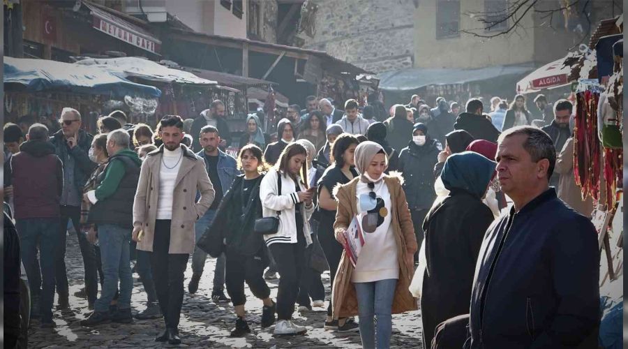 Hafta sonu köyün nüfusu 70 kat arttı