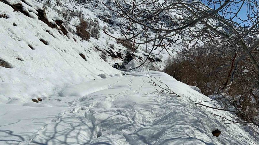 Hakkari'de 13 yerle�im yerinin yolu kapand�