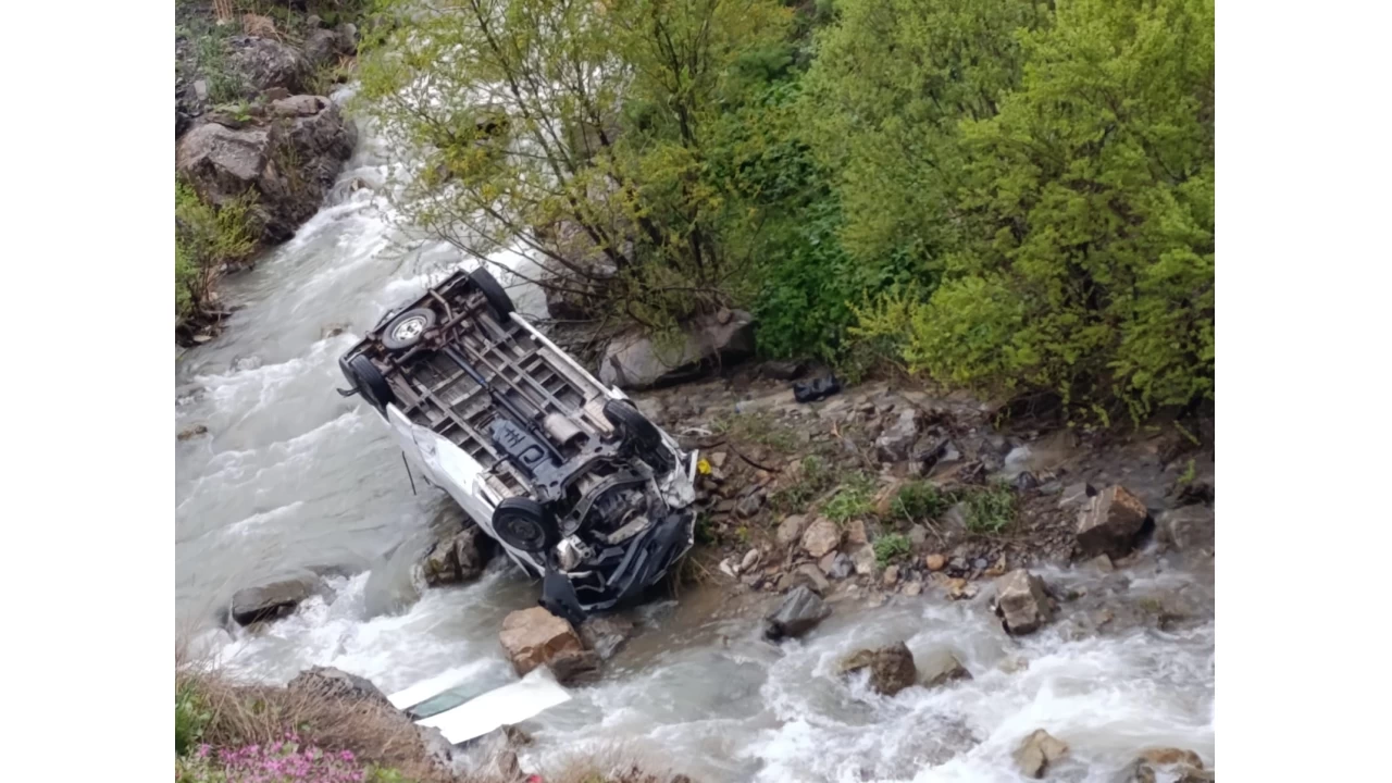 Hakkari'de minibüsün devrilmesi sonucu 2 kişi öldü, 3 kişi yaralandı