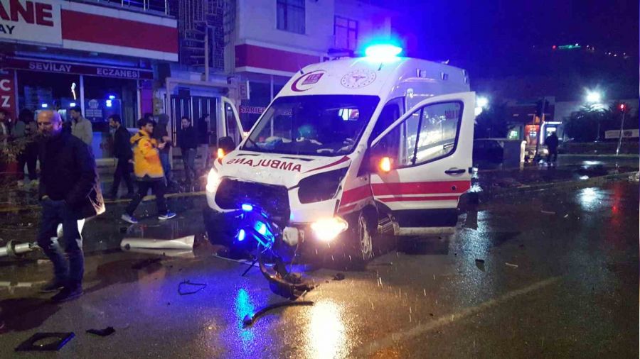 Hasta tayan ambulans otomobille arpt