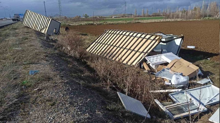 Hatay'a g�t�r�len konteyneri �iddetli r�zgar devirdi