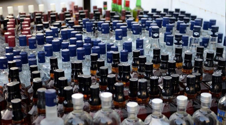 Hatay'da 4 ton Mersin'de 5 tır kaçak içki ele geçirildi
