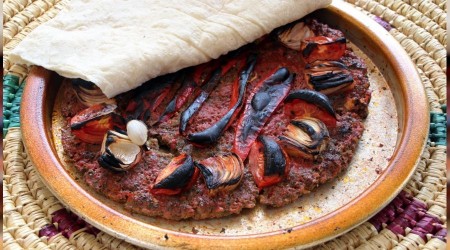 Hatay'da 'Tepsi Kebabı' sofraları süslüyor