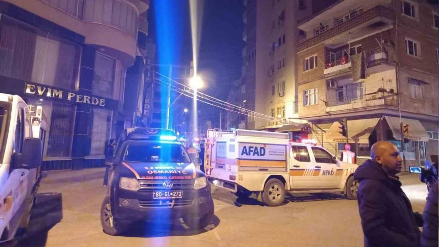 Hatay'daki depremde Osmaniye'deki boş bir bina çöktü