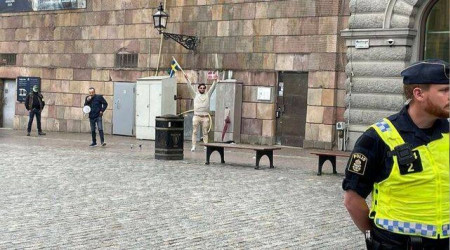 Her gün Türk büyükelçiliği önünde Kur'an-ı Kerim yakıyorlar