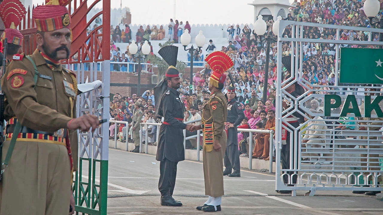 Her ikisi de nkleer silah sahibi olan Pakistan ile Hindistan arasnda sava anlar alyor