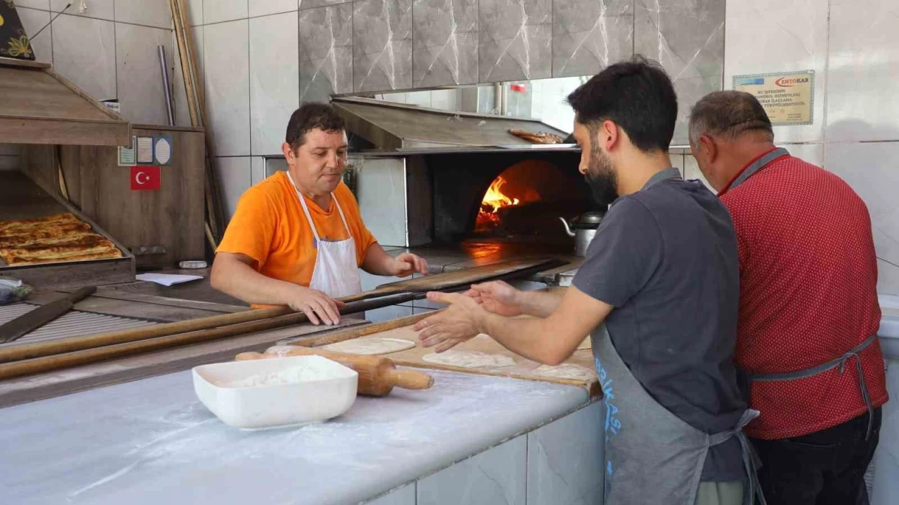 Herkes gölge yer ararken, onlar serinlemek için dışarı çıkıyor