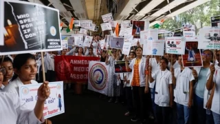 Hindistan'da açlık grevine başlayan doktorlar eylemlerini bitirdi