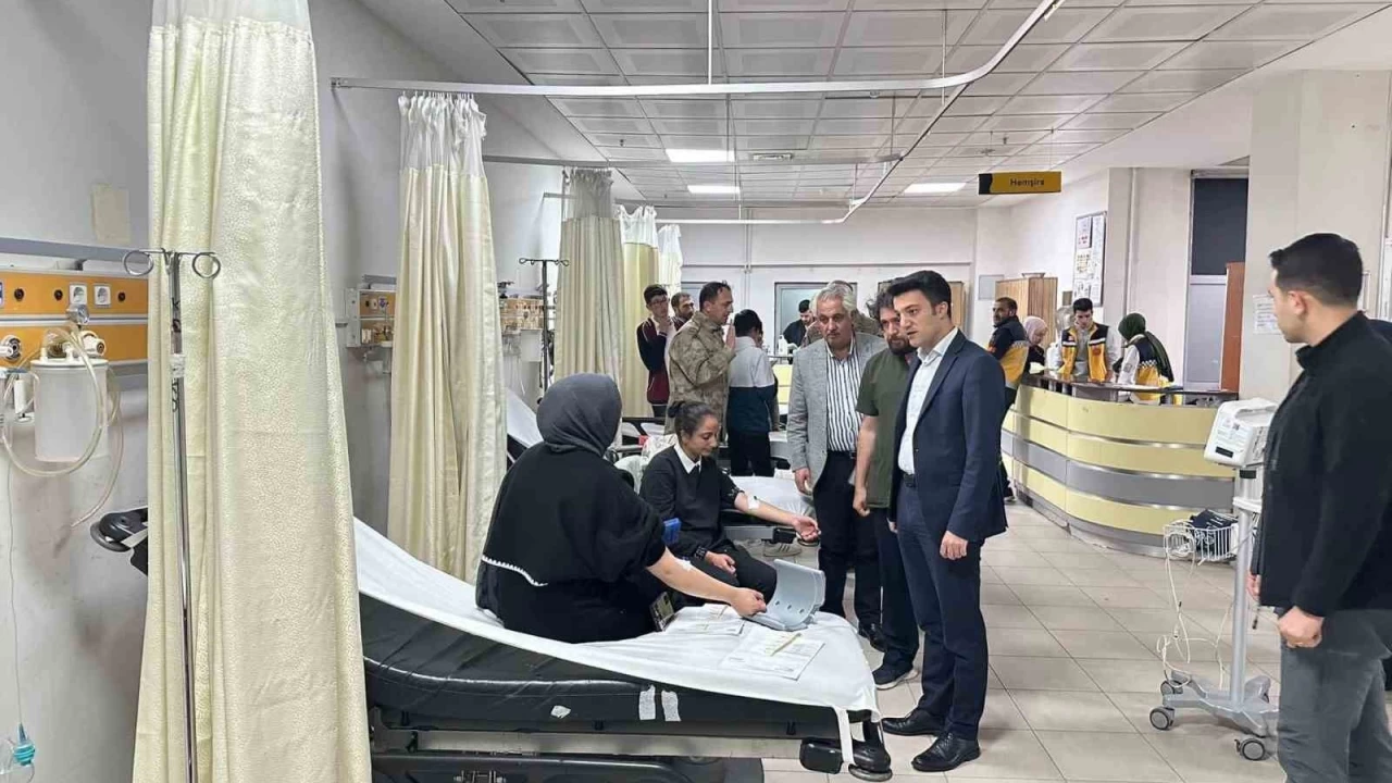 Horasan'da ��renci servisi ile kamyonet �arp��t�: 8 yaral�