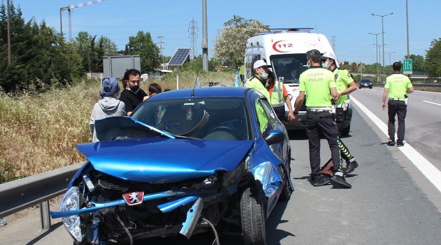 Hurdaya d�nen otomobilden burnu kanamadan ��kt�lar