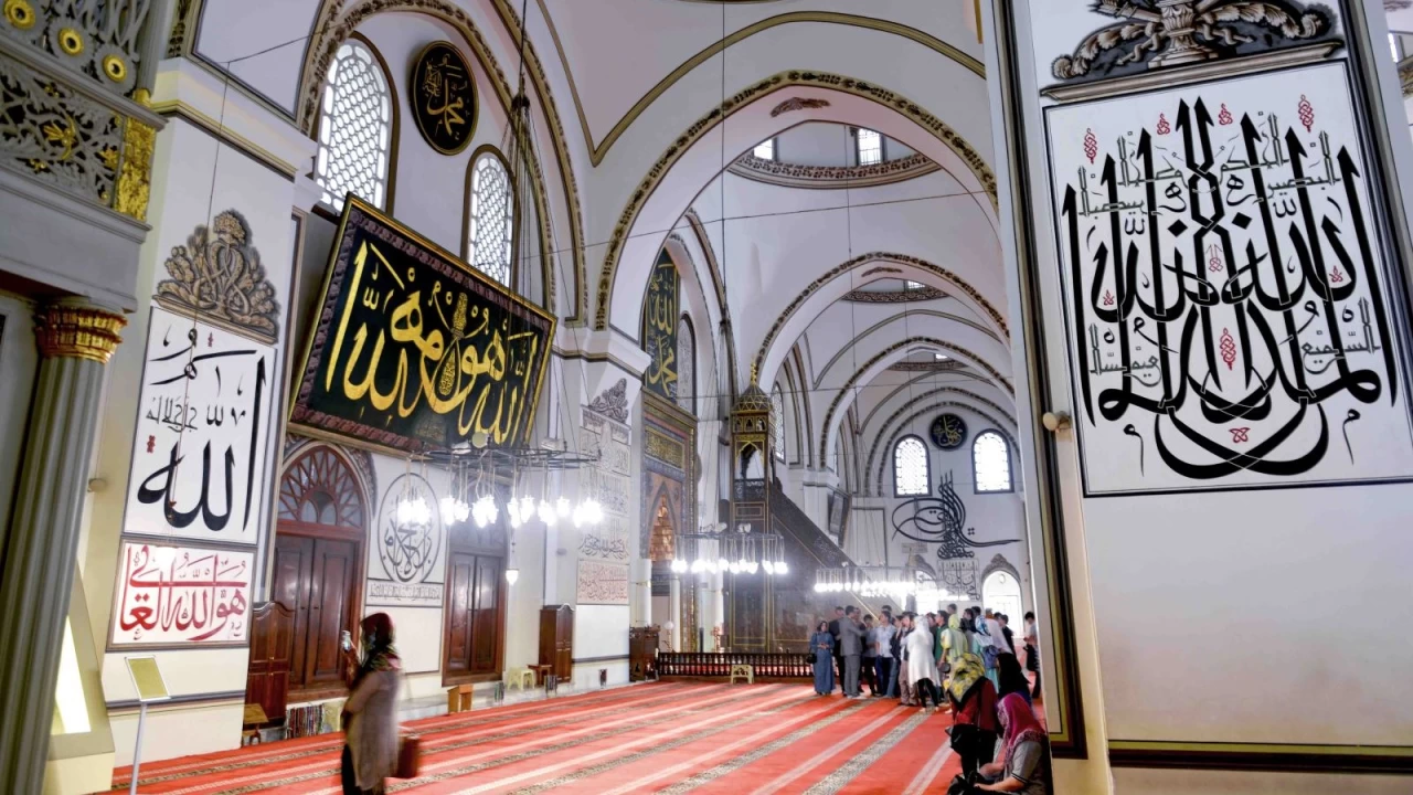 İçindeki büyük hatlarla dikkat çeken cami: Bursa Ulu Cami