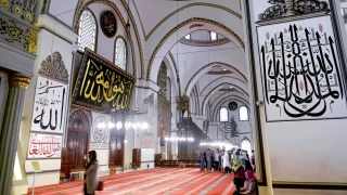 İçindeki büyük hatlarla dikkat çeken cami: Bursa Ulu Cami
