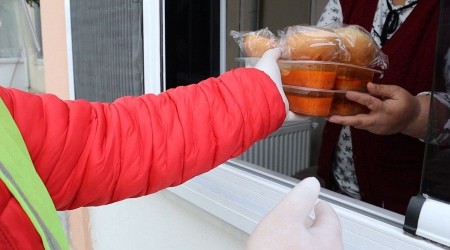 İhtiyaç sahiplerinin sofralarına her gün sıcak yemek hizmeti
