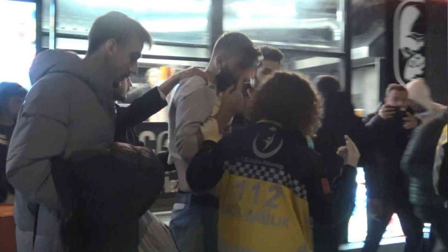 İki grup arasında çıkan kavgayı ayırmaya çalışırken sırtından bıçaklandı
