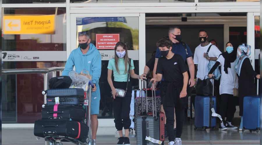 �lk �ngiliz turist kafilesi geldi  