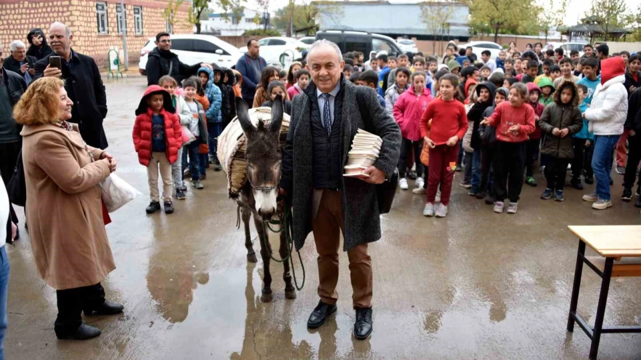 İmza gününe eşekle geldi