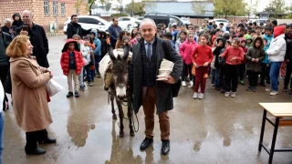 İmza gününe eşekle geldi