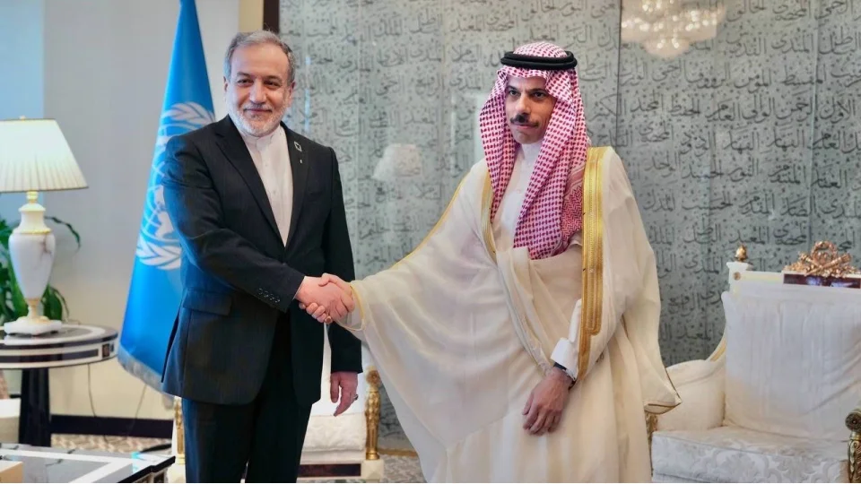 �ran D��i�leri Bakan� Arak�i, Suudi Arabistanl� mevkida�� Al Suud ile bir araya geldi