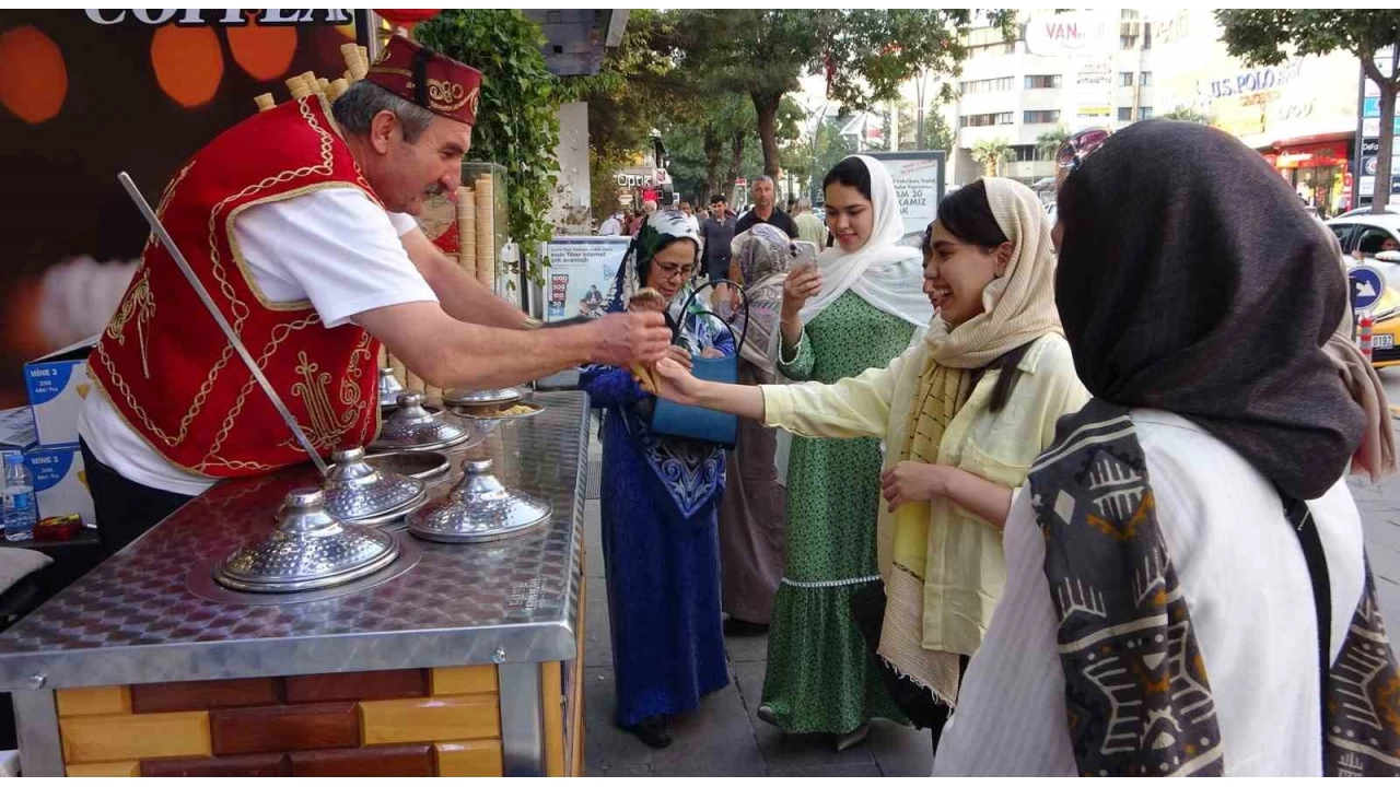 Van'a gelen �ranl� turistler, esnaf�n y�z�n� g�ld�rd�