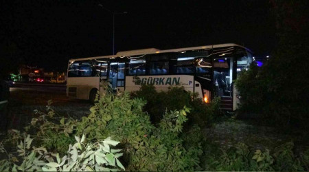 İşçi servisi ağaçlara çarparak durabildi