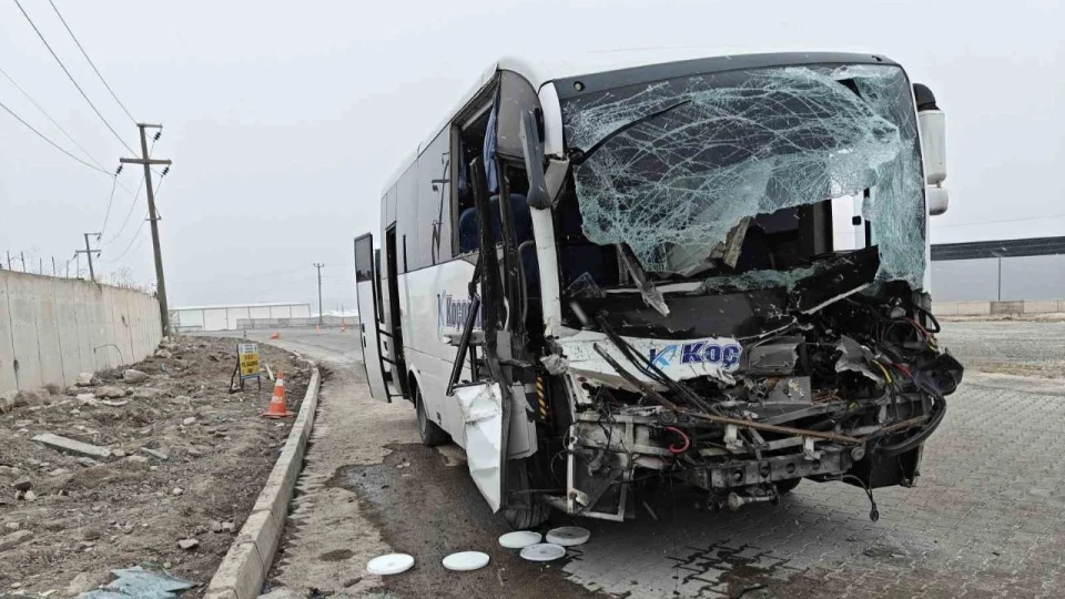 ���i servisi t�r dorsesine �arpt�: 22 yaral�