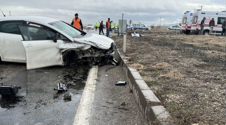 İşçileri taşıyan kamyonet ile otomobil çarpıştı: 9 yaralı