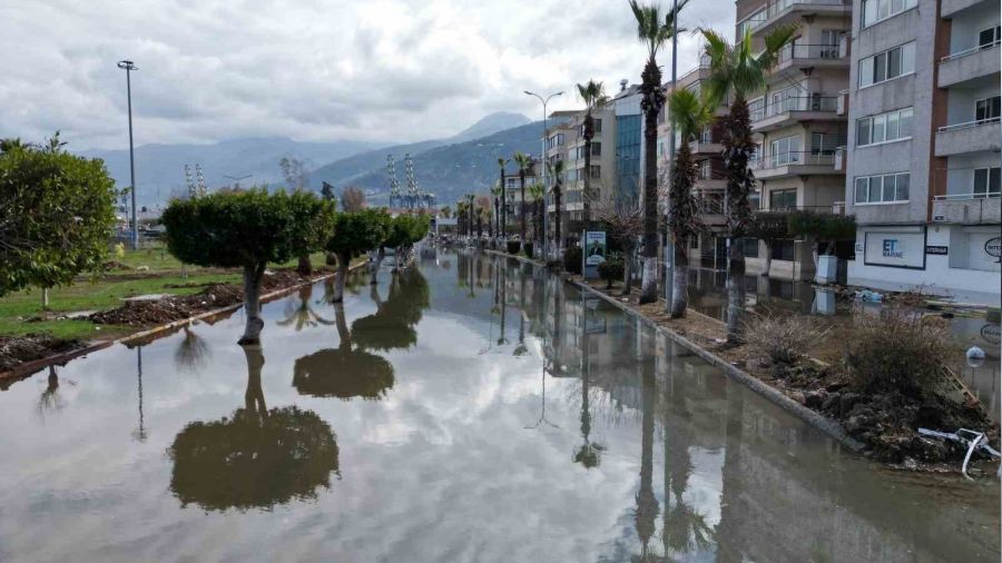 İskenderun'da deniz taşkınları devam ediyor