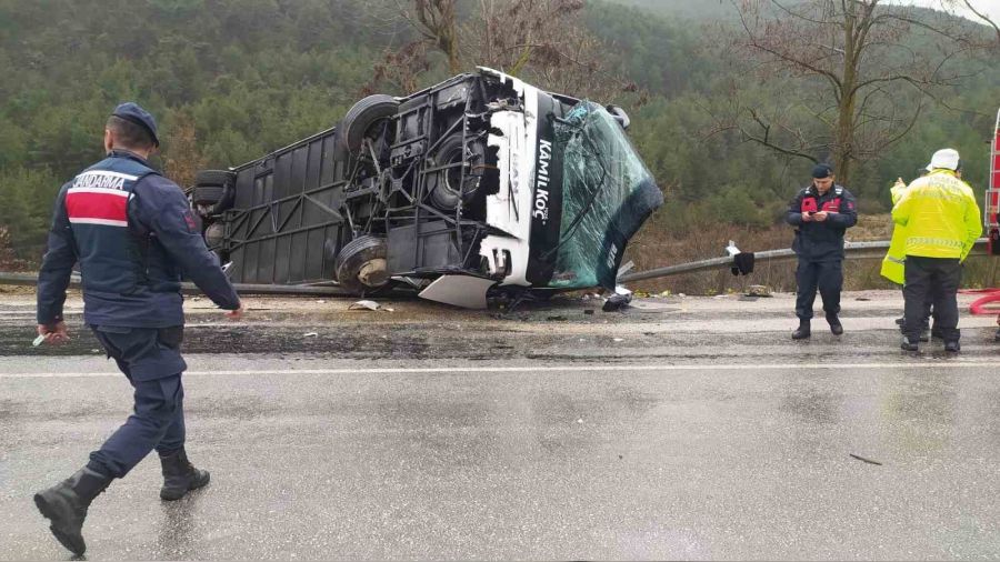 Isparta-Antalya karayolunda otob�s devrildi