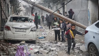 İsrail ordusunun Gazze'nin birçok bölgesine düzenlediği saldırılarda 23 Filistinli öldü