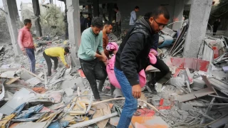 srail sava uaklarnn Gazze'de bir evi bombalamas sonucu 27 Filistinli ld
