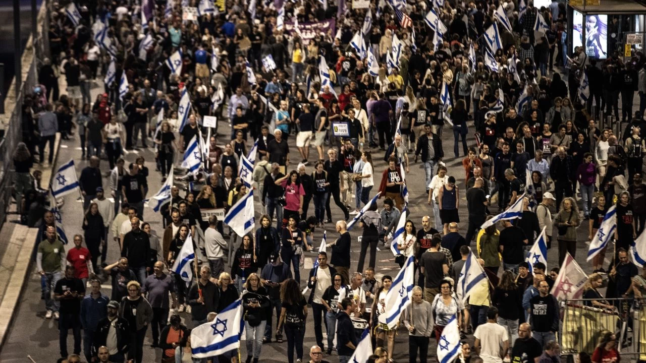 İsrailliler esir takası anlaşması ve Netanyahu'nun istifası için yine sokaklara indi