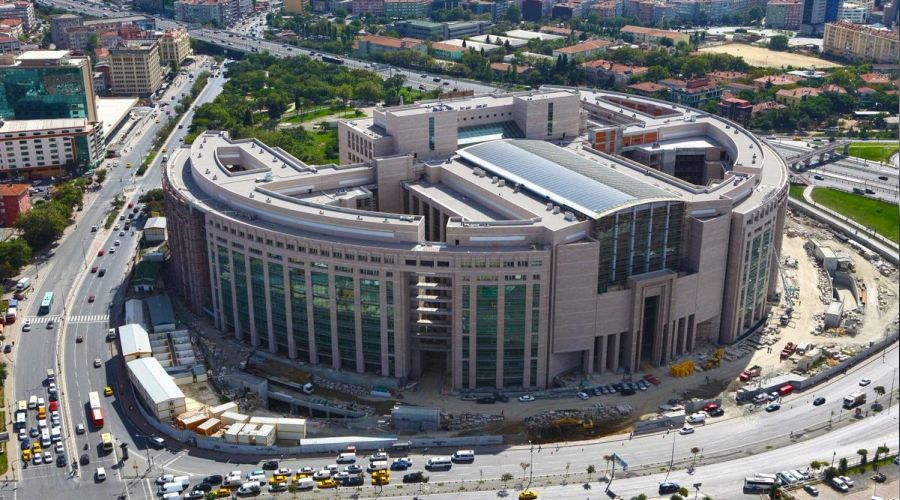 İstanbul Adliyesi önünde polise bıçaklı saldırı