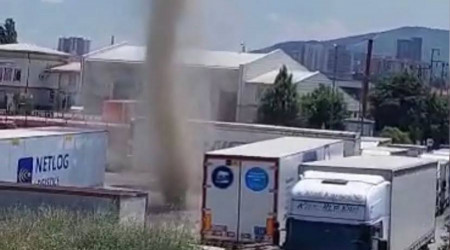 İstanbul Maltepe'de tır garajında hortum oluştu