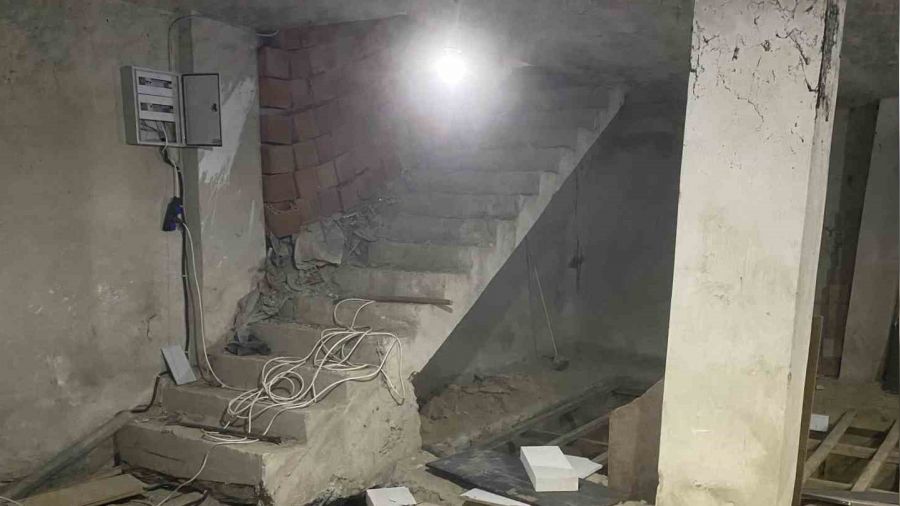 İstanbul'da akılalmaz olay: Zemine 1.5 metrelik kaçak kat indi