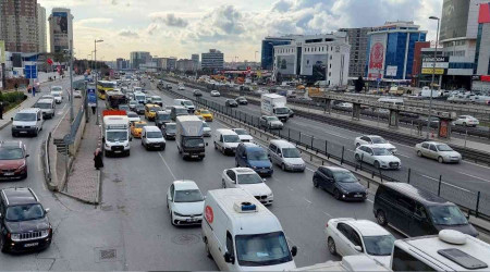 stanbul'da kar ya ncesi trafik younluu artt