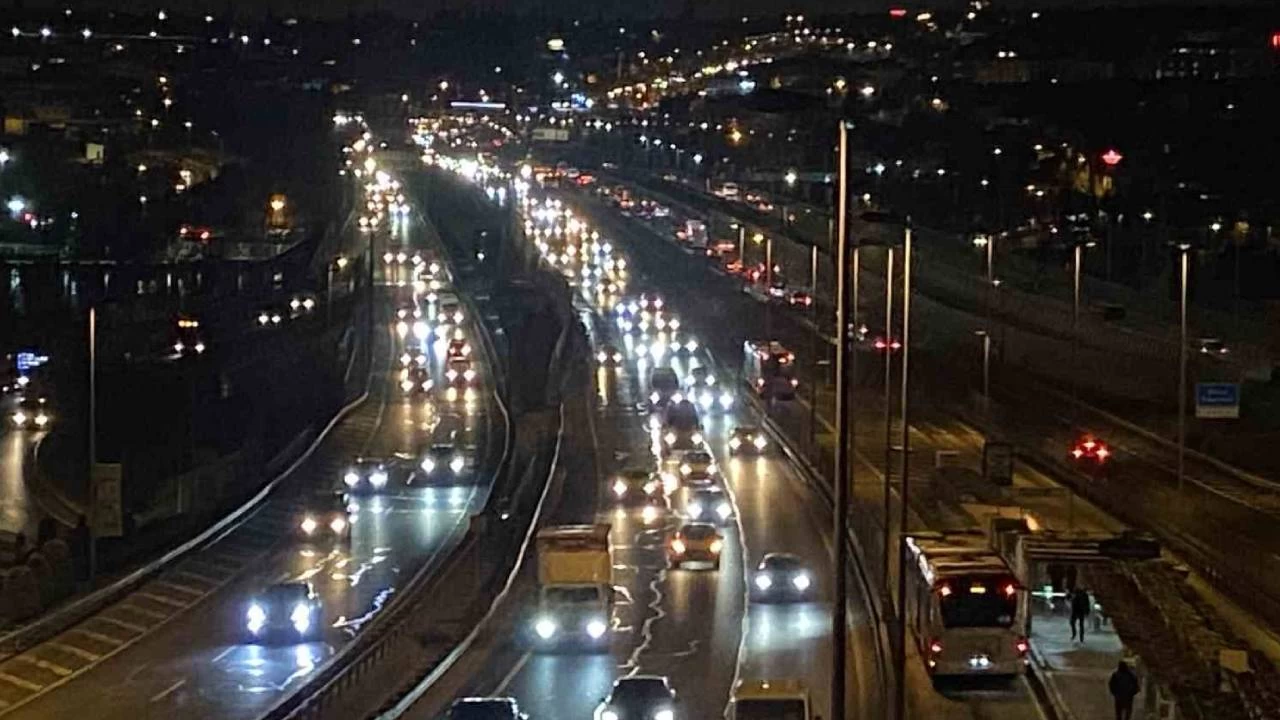 �stanbul'da okullar�n yeniden a��lmas�yla trafik yo�unlu�u olu�tu