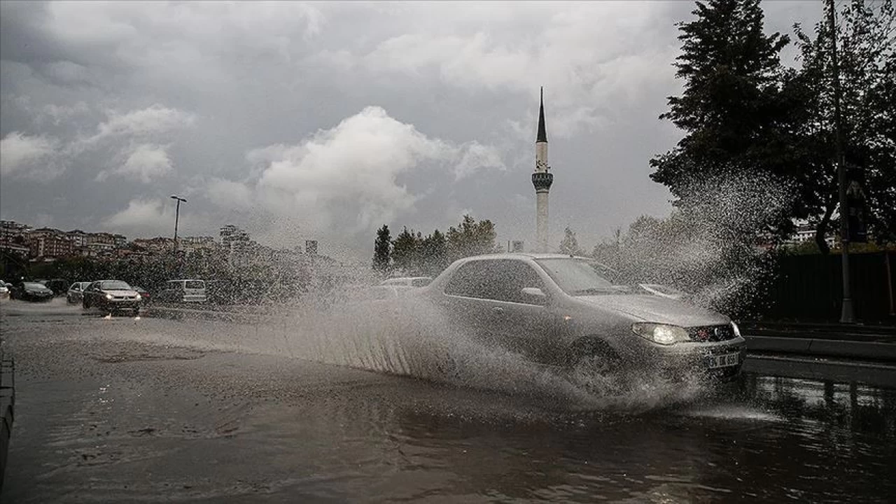 İstanbul'da sağanak geçişleri yarın akşama kadar sürecek