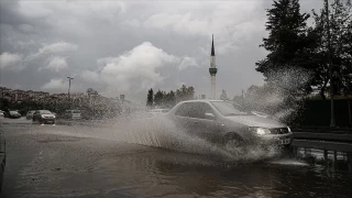 İstanbul'da sağanak geçişleri yarın akşama kadar sürecek