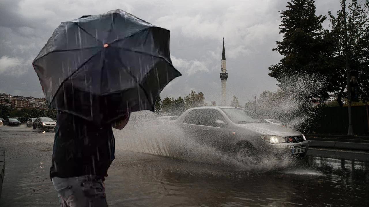 İstanbul'da sağanak yağış vatandaşlara zor anlar yaşattı