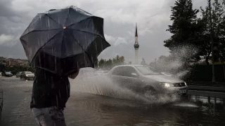 İstanbul'da sağanak yağış vatandaşlara zor anlar yaşattı