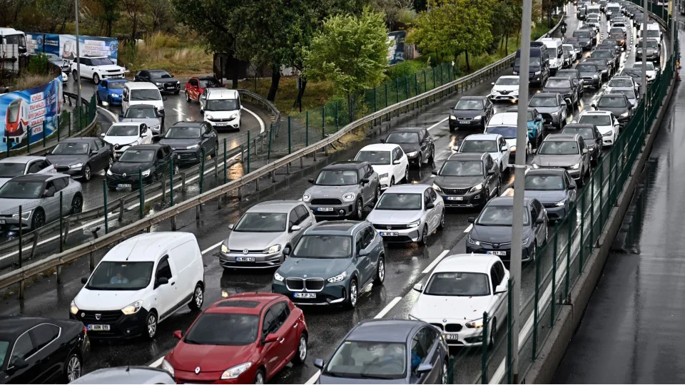 �stanbul'da ya����n da etkisiyle sabah saatlerinde trafik yo�unlu�u
