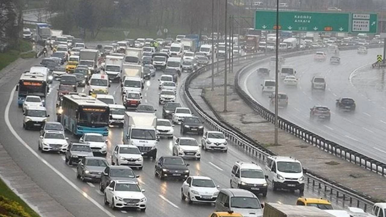 İstanbul'da yağışlı havanın etkisiyle trafik yoğunluğu yaşanıyor
