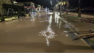 �zmir'de dereler ta�t�: Yeni Fo�a'y� su bast�