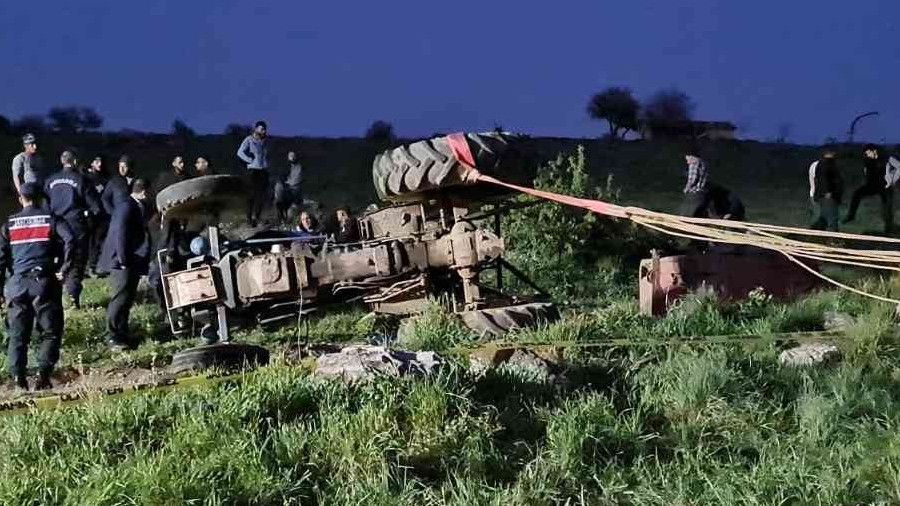 İzmir'de devrilen traktörün altında kalan karı-koca hayatını kaybetti