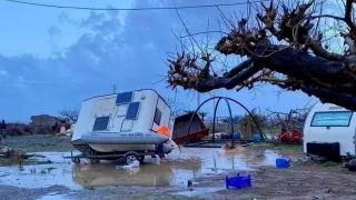 İzmir'de hortum su tankerini 30 metre fırlattı, çatıları uçurdu